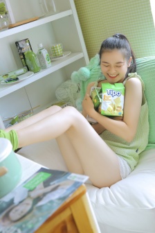 他缓慢而有力的撞着在车里视频